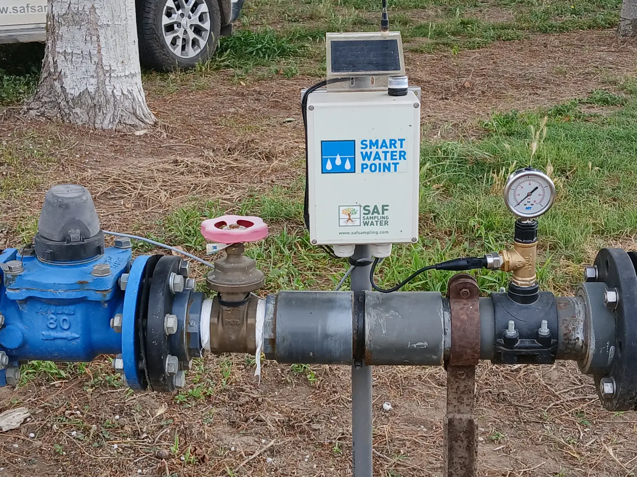 Punto de control con caja Smart Water Point y manómetro de presión en la tubería