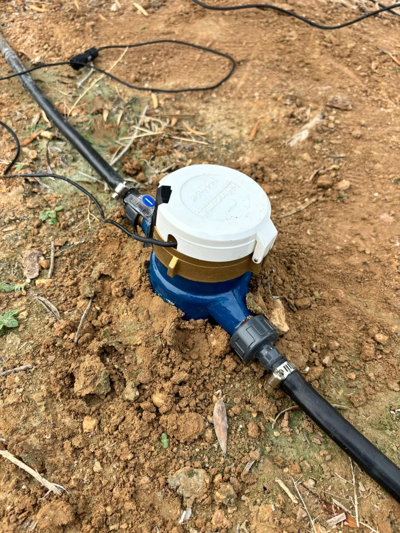 Contador de agua enterrado conectado al sensor de telemetría