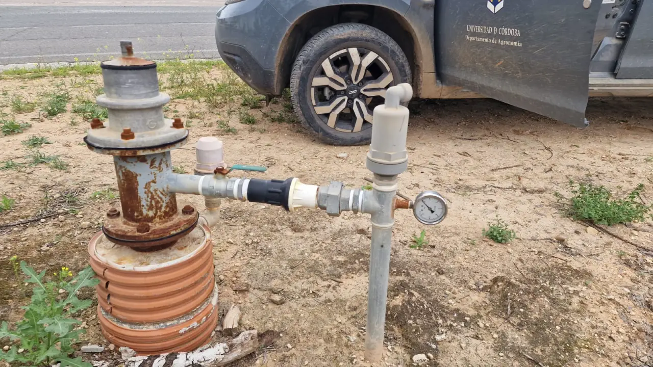 Reductor de presión y contador de agua junto al vehículo del Departamento de Agronomía de la Universidad de Córdoba