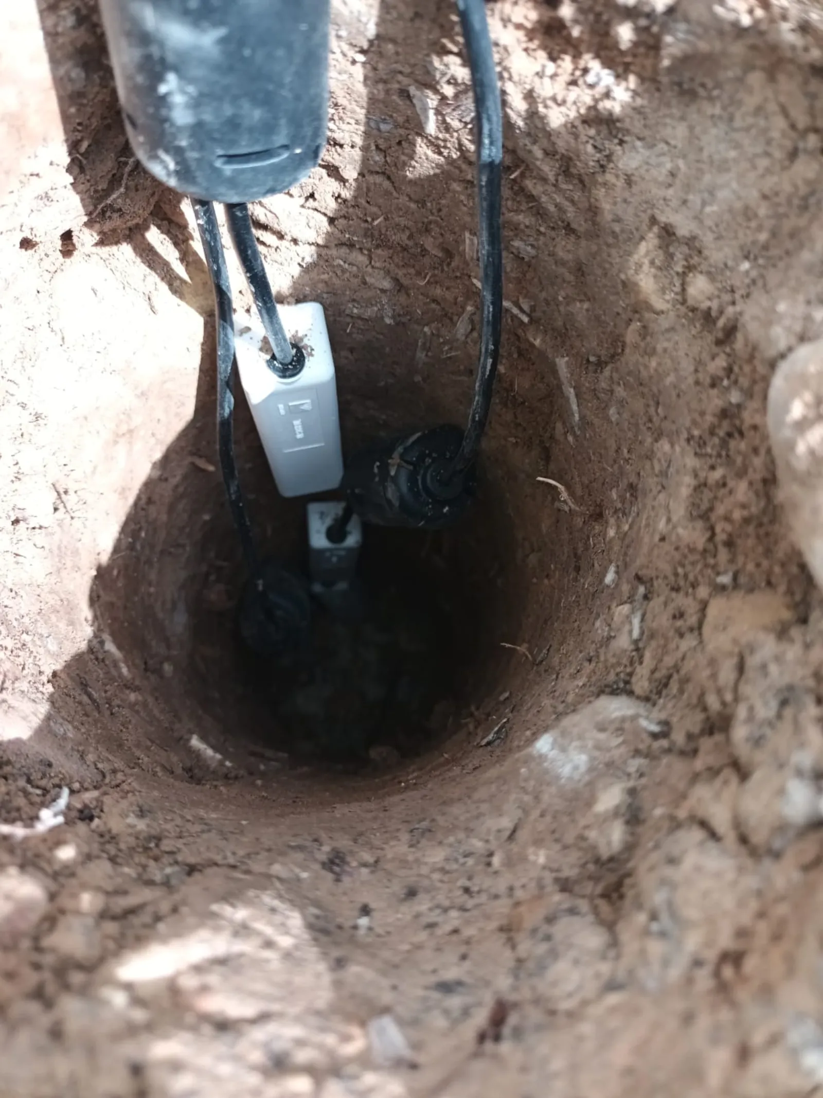 Sensores de humedad de suelo enterrados junto al cableado de conexión